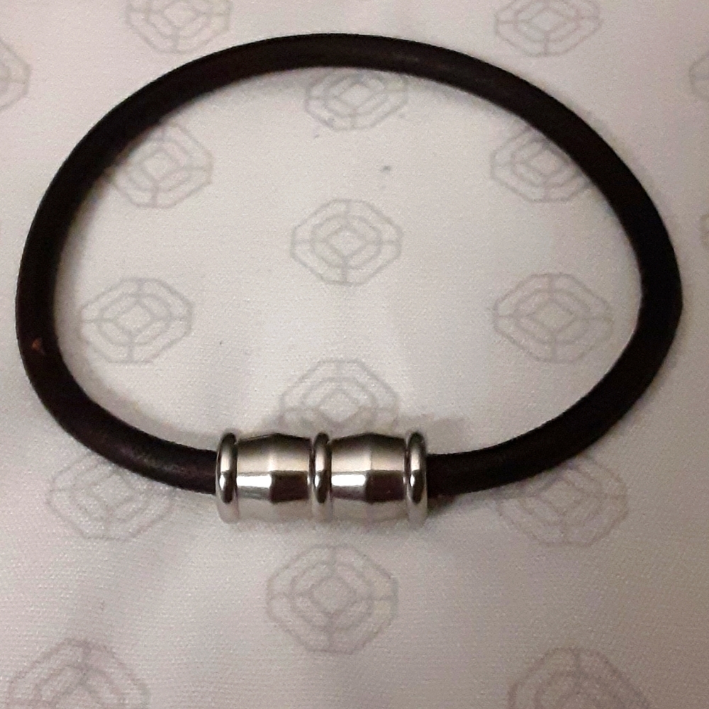 Brown bracelet with magnet clasp